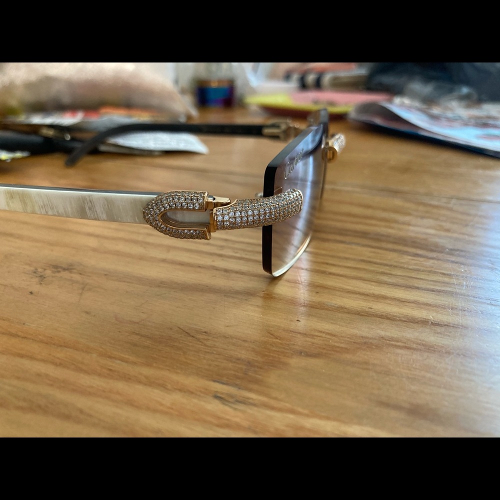 Cartier buffs has everything that comes with it